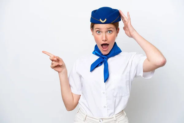 Flugbegleiterin Isoliert Auf Weißem Hintergrund Überrascht Und Zeigt Mit Dem — Stockfoto