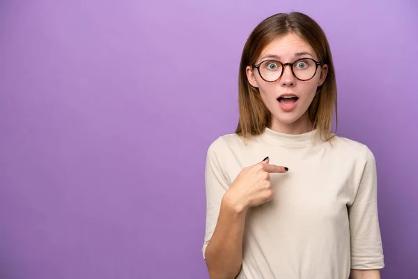 Mujer Inglesa Joven Aislada Sobre Fondo Púrpura Con Expresión Facial — Foto de Stock