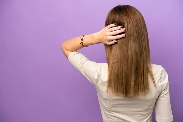 Jovem Inglesa Isolada Fundo Roxo Posição Traseira Pensando — Fotografia de Stock