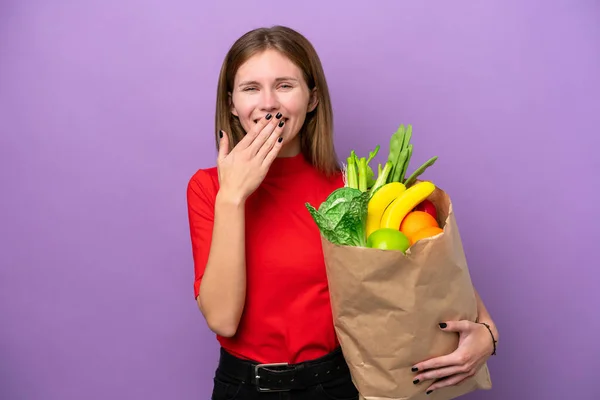 Молода Англійська Жінка Яка Тримає Продовольчу Сумку Ізольовану Пурпуровому Фоні — стокове фото