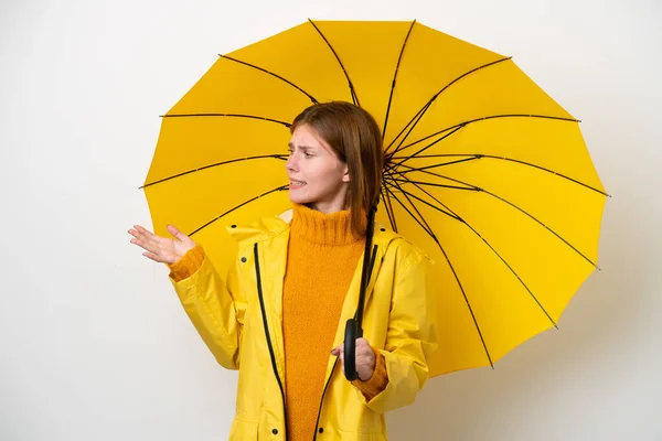 무지개 코트와 우산을 하얀색 배경에 여성은 표정으로 바라보고 있었다 — 스톡 사진