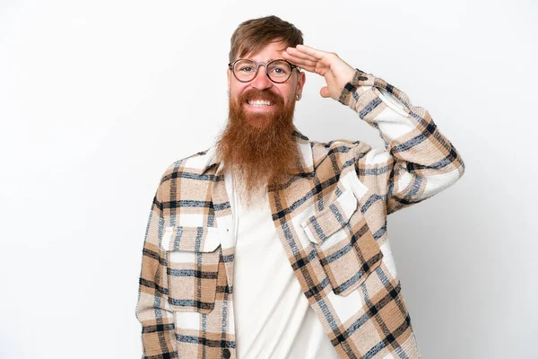 Homem Ruivo Com Barba Longa Isolado Fundo Branco Saudando Com — Fotografia de Stock