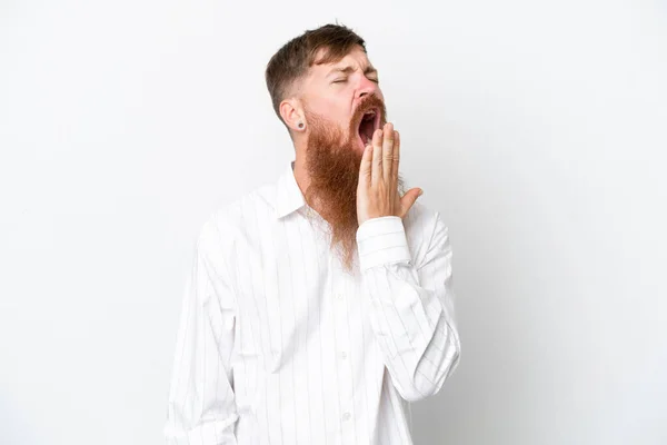 Homem Ruivo Com Barba Longa Isolado Fundo Branco Bocejo Cobrindo — Fotografia de Stock