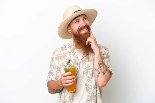 Rothaariger Mann Mit Langem Bart Trinkt Einen Cocktail Einem Strand — Stockfoto