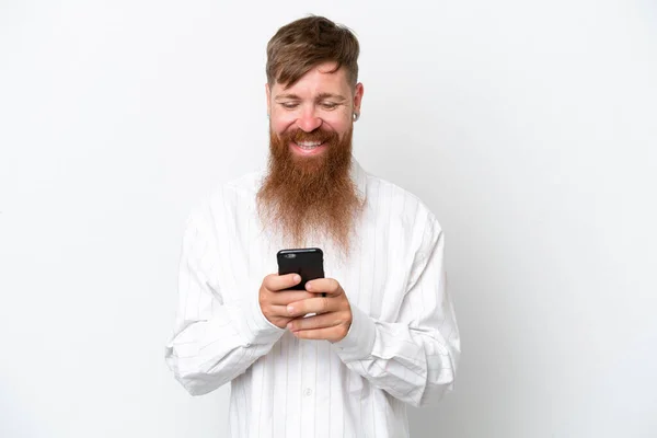 Zrzavý Muž Dlouhými Vousy Izolované Bílém Pozadí Odesílání Zprávy Mobilním — Stock fotografie