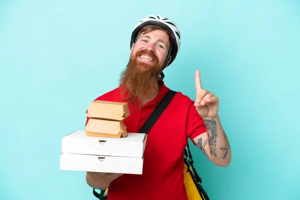 Entrega Hombre Sosteniendo Pizzas Hamburguesas Aisladas Sobre Fondo Azul Mostrando — Foto de Stock
