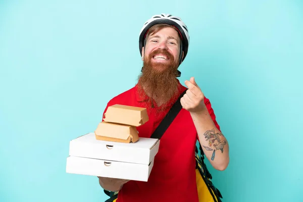 Repartidor Sosteniendo Pizzas Hamburguesas Aisladas Sobre Fondo Azul Haciendo Gesto — Foto de Stock