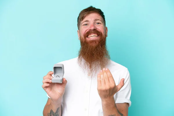 Redhead Man Med Långt Skägg Håller Förlovningsring Isolerad Blå Bakgrund — Stockfoto