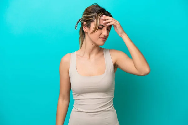 Junge Kaukasische Frau Isoliert Auf Blauem Hintergrund Mit Kopfschmerzen — Stockfoto