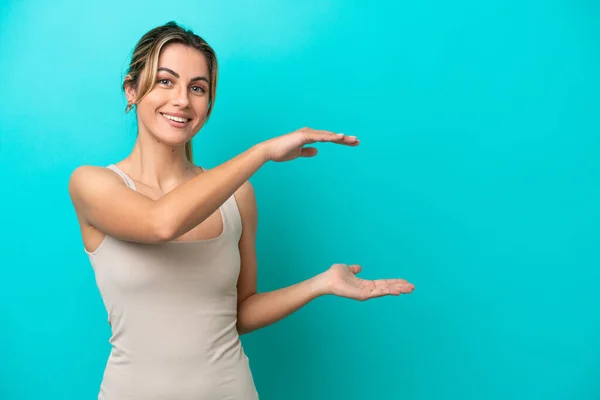 Mujer Joven Caucásica Aislada Sobre Fondo Azul Sosteniendo Espacio Para — Foto de Stock