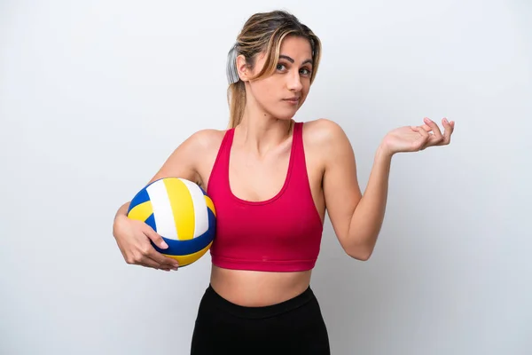 Young Caucasian Woman Playing Volleyball Isolated White Background Having Doubts — стоковое фото
