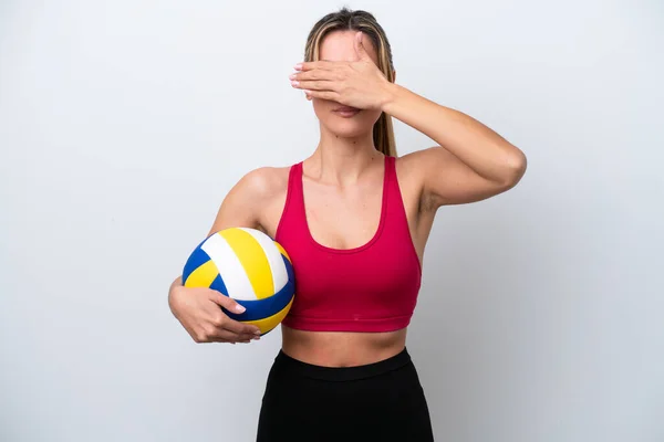 Молода Біла Жінка Грає Волейбол Ізольовано Білому Тлі Покриваючи Очі — стокове фото