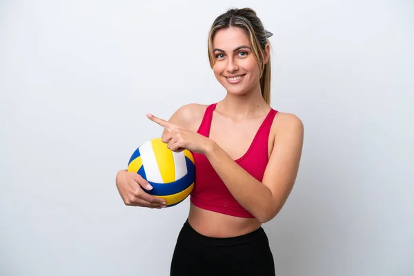 Mujer Caucásica Joven Jugando Voleibol Aislado Sobre Fondo Blanco Apuntando — Foto de Stock