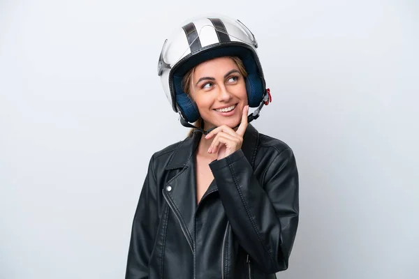 若いですCaucasian女性とともにオートバイヘルメット隔離上の白い背景考え方アイデア上を見ながら — ストック写真
