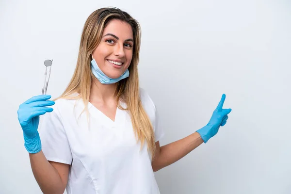 Mujer Dentista Sosteniendo Herramientas Aisladas Sobre Fondo Blanco Apuntando Hacia —  Fotos de Stock