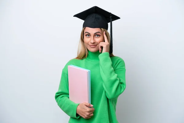 白人を背景に孤立した若い大学院生の女性がアイデアを考え — ストック写真