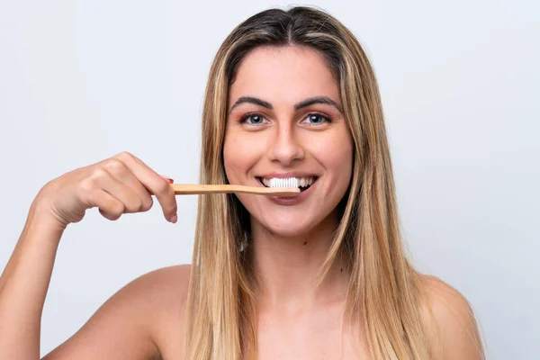 Młoda Kaukaska Kobieta Izolowane Białym Tle Szczoteczką Zębów Szczęśliwy Wyraz — Zdjęcie stockowe