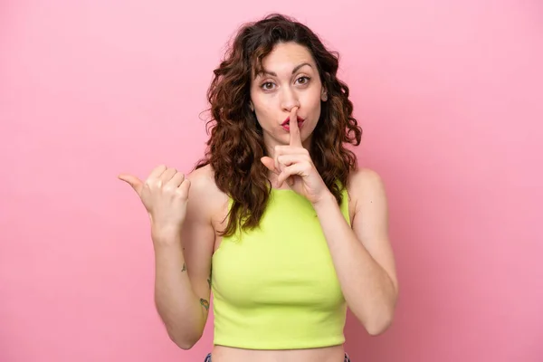 Jeune Femme Caucasienne Isolée Sur Fond Rose Pointant Vers Côté — Photo