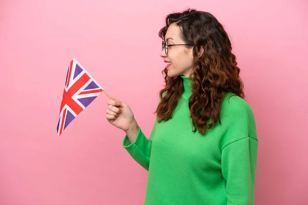 Jovem Caucasiana Segurando Bandeira Inglesa Isolada Fundo Rosa Com Expressão — Fotografia de Stock