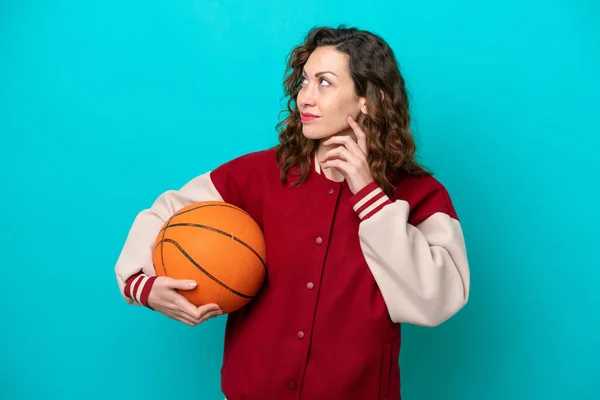 Young Caucasian Basketball Player Woman Isolated Blue Background Thinking Idea — Stock fotografie