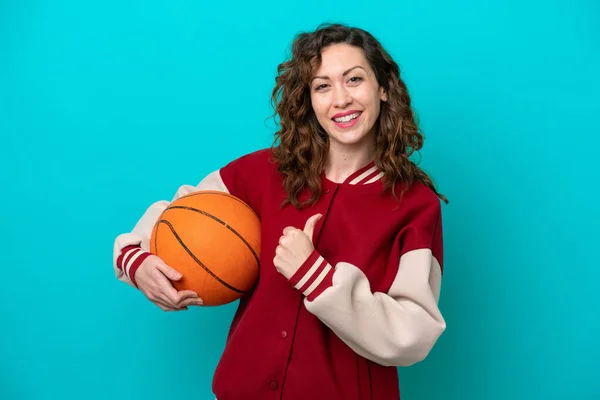 若い白人バスケットボール選手の女性は青の背景に誇りと自己満足 — ストック写真