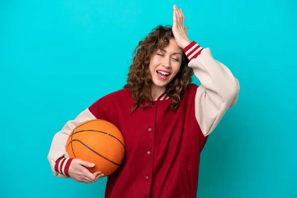 Young Caucasian Basketball Player Woman Isolated Blue Background Has Realized — Foto de Stock
