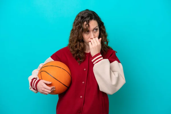 Young Caucasian Basketball Player Woman Isolated Blue Background Having Doubts — Stock fotografie