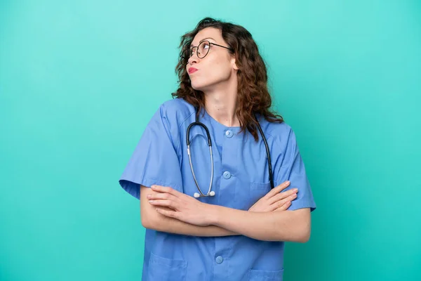 Jonge Verpleegster Kaukasische Vrouw Geïsoleerd Blauwe Achtergrond Het Maken Van — Stockfoto