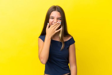 Sarı arka planda izole edilmiş küçük beyaz kız mutlu ve gülümsüyor.