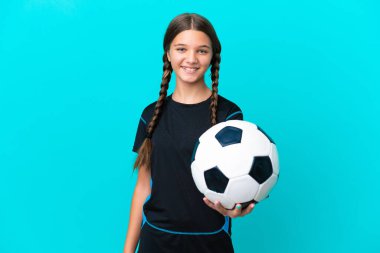 Mavi arka planda, futbol topuyla izole edilmiş küçük beyaz kız.