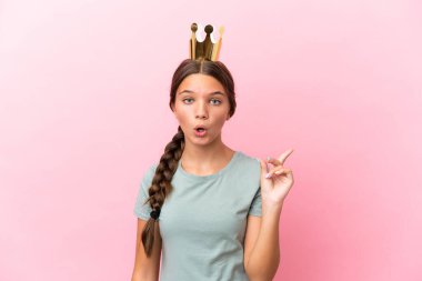 Pembe arka planda izole edilmiş küçük beyaz prenses kız parmağını kaldırarak çözümü bulmaya çalışıyor.