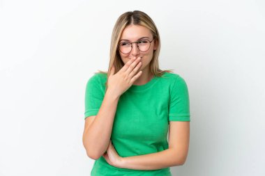 Beyaz arka planda izole edilmiş genç beyaz kadın mutlu ve gülümsüyor.