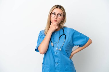 Genç cerrah kadın, beyaz arka planda izole edilmiş şüpheleri var.