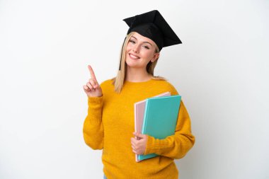 Beyaz arka planda izole edilmiş beyaz tenli genç bir kadın en iyinin işareti olarak parmağını kaldırıyor ve gösteriyor.