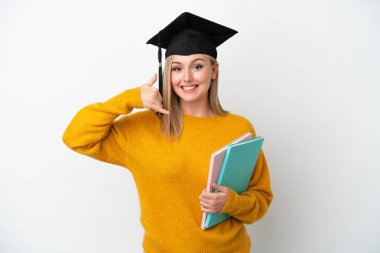 Beyaz arka planda izole edilmiş genç beyaz bir kadın telefon jesti yapıyor. Bana geri dönüş işareti ver.