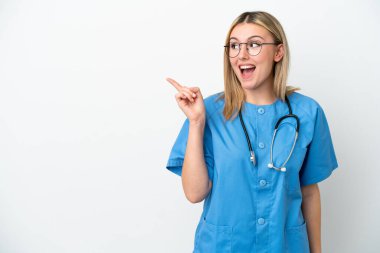 Genç cerrah kadın, beyaz arka planda izole edilmiş bir şekilde parmağını kaldırarak çözümü bulmayı amaçlıyor.