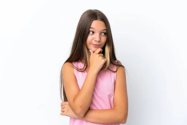 Pequena Menina Caucasiana Isolado Fundo Branco Pensando Uma Ideia Olhar — Fotografia de Stock