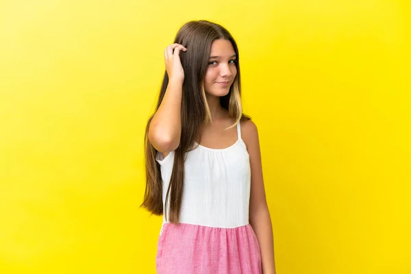 Kleines Kaukasisches Mädchen Isoliert Auf Gelbem Hintergrund Mit Zweifeln — Stockfoto
