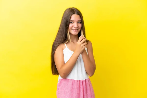 Pequena Menina Caucasiana Isolado Fundo Amarelo Rindo — Fotografia de Stock