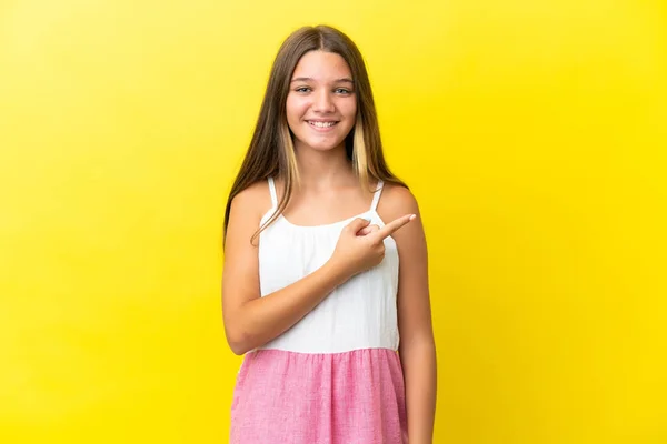 Menina Caucasiana Pouco Isolado Fundo Amarelo Apontando Para Lado Para — Fotografia de Stock