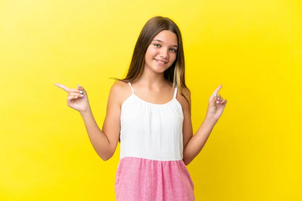 Menina Caucasiana Pouco Isolado Fundo Amarelo Apontando Dedo Para Laterais — Fotografia de Stock