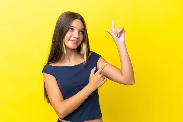 Niña Caucásica Aislada Sobre Fondo Amarillo Señalando Con Dedo Índice — Foto de Stock