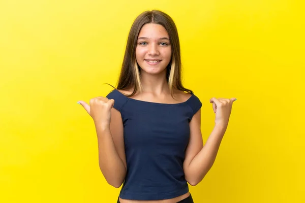 Pequena Menina Caucasiana Isolado Fundo Amarelo Com Polegares Para Cima — Fotografia de Stock