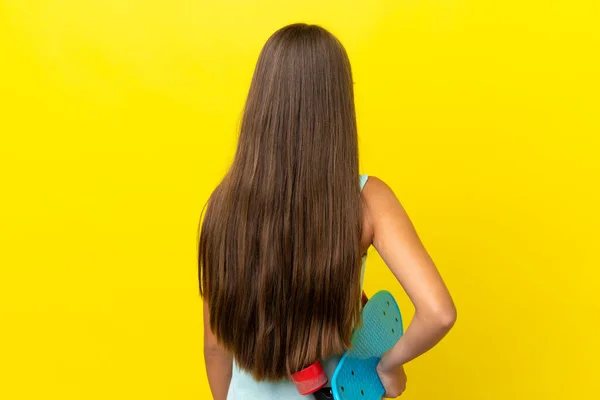 Kleine Kaukasische Skater Mädchen Isoliert Auf Gelbem Hintergrund Mit Einem — Stockfoto
