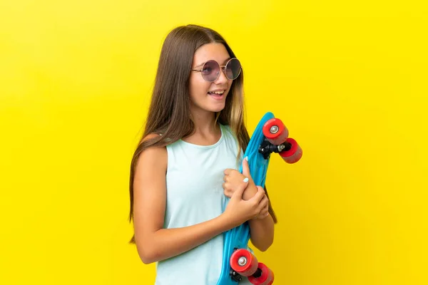 Pequena Menina Patinadora Caucasiana Isolada Fundo Amarelo Com Skate Com — Fotografia de Stock