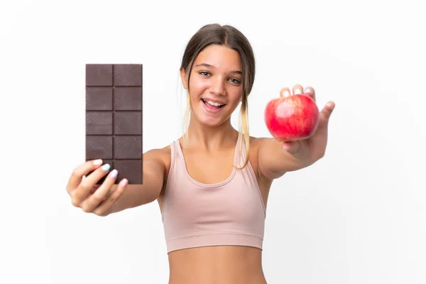 Malá Běloška Izolované Bílém Pozadí Čokoládovou Tabletu Jedné Ruce Jablko — Stock fotografie