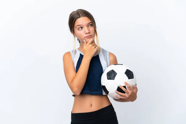 Kleines Kaukasisches Mädchen Spielt Fußball Isoliert Auf Weißem Hintergrund Und — Stockfoto