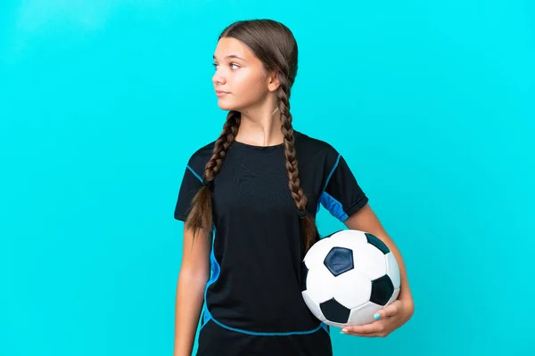 Pequeña Chica Caucásica Aislada Sobre Fondo Azul Con Pelota Fútbol —  Fotos de Stock