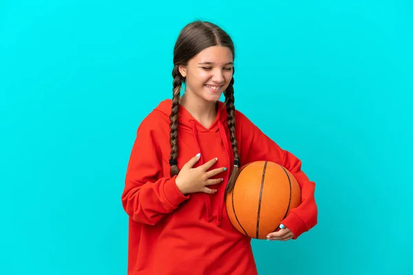 Pequeña Chica Caucásica Jugando Baloncesto Aislado Sobre Fondo Azul Sonriendo —  Fotos de Stock
