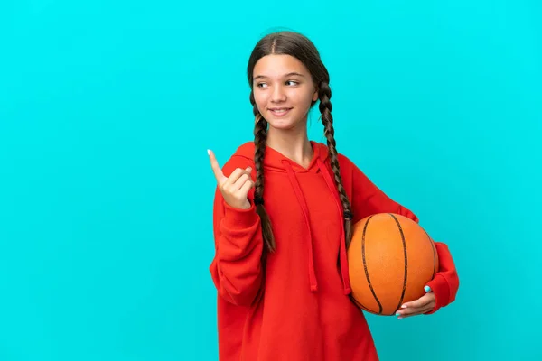 Pequena Menina Caucasiana Jogando Basquete Isolado Fundo Azul Apontando Para — Fotografia de Stock